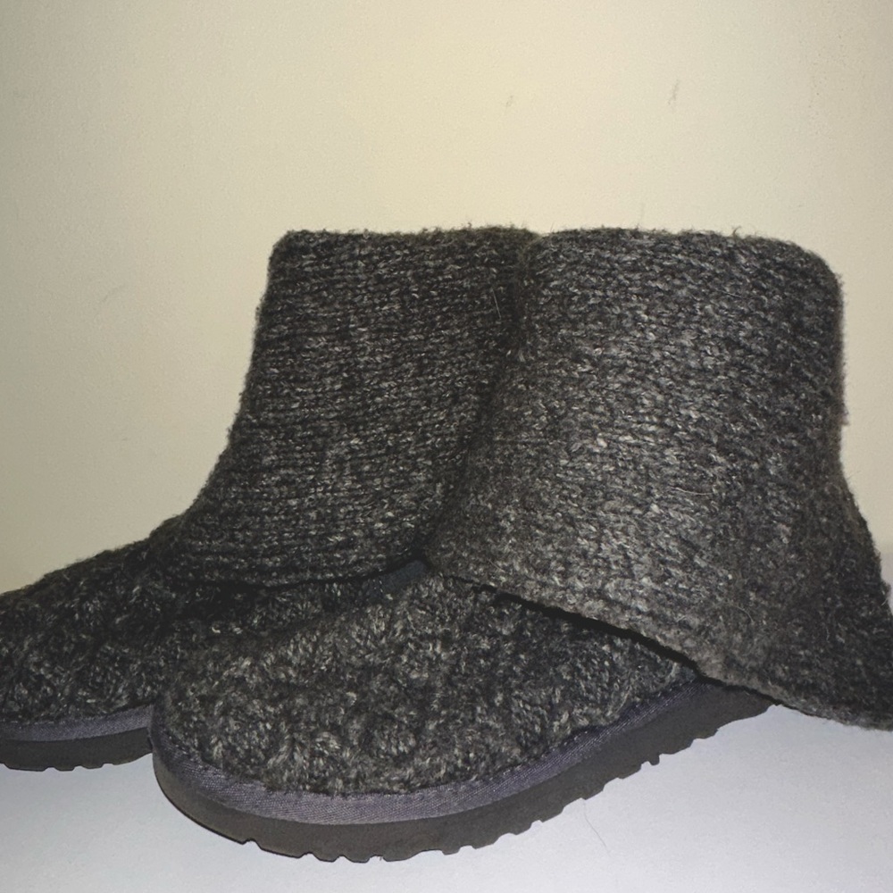 UGG Cable Knit Size 8 Boots
